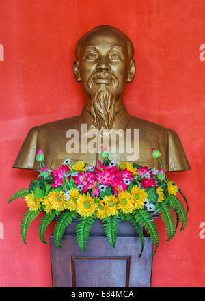 Buste de Ho Chi Min au monument commémoratif de guerre. Banque D'Images