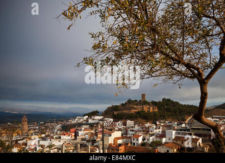 Le château perché et ville de Valez Malaga, Costa del Sol, la province de Malaga, Andalousie, Espagne Banque D'Images