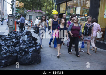 Les gens marchent le long d'East 42nd Street à New York. Banque D'Images