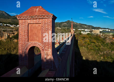 19e C Eagle Aqueduc de l'eau (Acueducto del Águila), entre Nerja, Costa del Sol, la province de Malaga, Andalousie, Espagne Banque D'Images