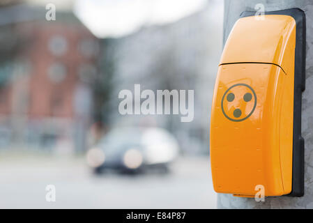 Hambourg, Allemagne, bouton signal aveugle aux feux de circulation Banque D'Images