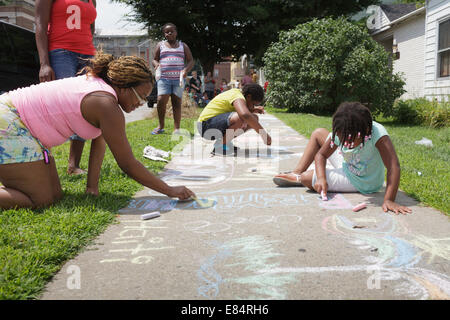 Famille bénéficie de craies de trottoir festival, fort simple, l'État de New York. Banque D'Images