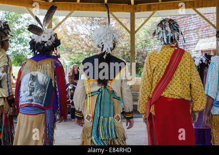 La danse sociale démonstration au Festival Iroquois près de Cobleskill, New York State Banque D'Images