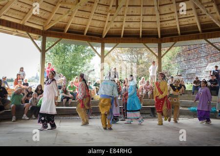 La danse sociale démonstration au Festival Iroquois près de Cobleskill, New York State Banque D'Images