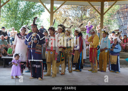 La danse sociale démonstration au Festival Iroquois près de Cobleskill, New York State Banque D'Images