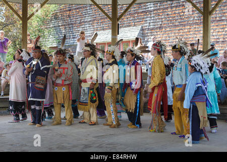 La danse sociale démonstration au Festival Iroquois près de Cobleskill, New York State Banque D'Images