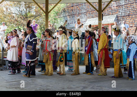 La danse sociale démonstration au Festival Iroquois près de Cobleskill, New York State Banque D'Images