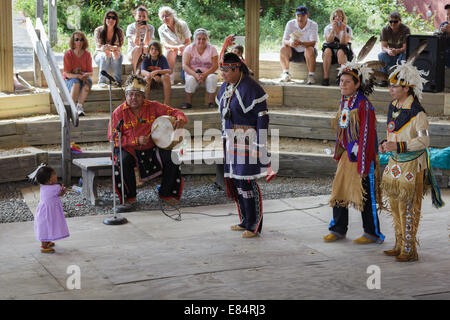 La danse sociale démonstration au Festival Iroquois près de Cobleskill, New York State Banque D'Images