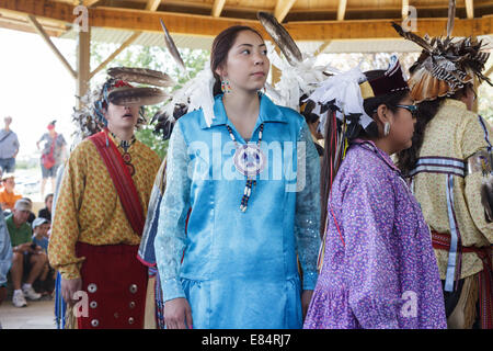 La danse sociale démonstration au Festival Iroquois près de Cobleskill, New York State Banque D'Images