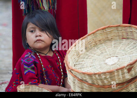 Les fille en costume traditionnel avec panier, voyage au Guatemala Banque D'Images