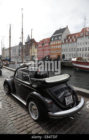 Un classique noir Volkswagen voiture à Nyhavn, Copenhague, Danemark. La plaque d'immatriculation unique comme 'AUTO' Banque D'Images