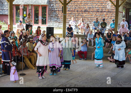 La danse sociale démonstration au Festival Iroquois près de Cobleskill, New York State Banque D'Images