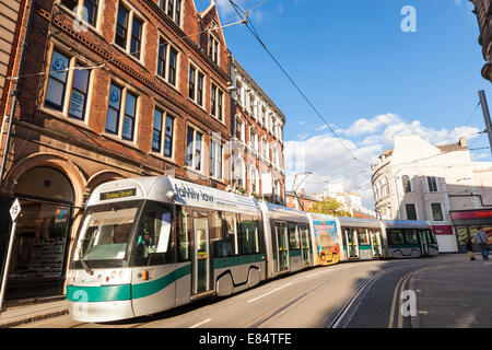 Le tramway de Nottingham (NET) en haut de la rue Victoria, dans le centre-ville de Nottingham, Angleterre, RU Banque D'Images