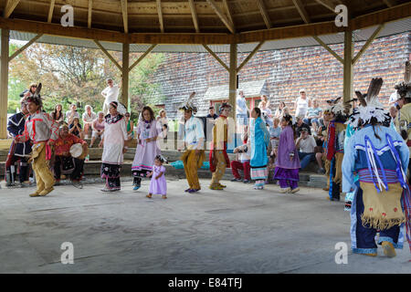 La danse sociale démonstration au Festival Iroquois près de Cobleskill, New York State Banque D'Images