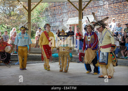 La danse sociale démonstration au Festival Iroquois près de Cobleskill, New York State Banque D'Images