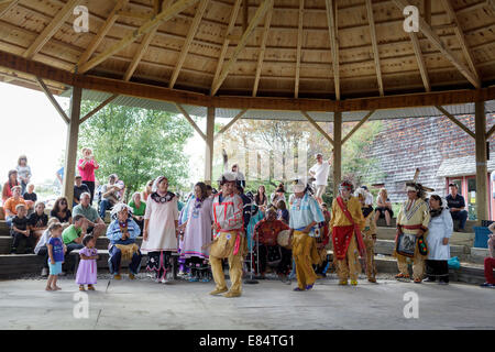 La danse sociale démonstration au Festival Iroquois près de Cobleskill, New York State Banque D'Images