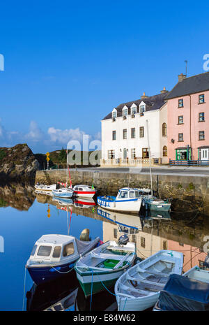 Le petit port pittoresque de Bunbeg, tôt le matin, Gweedore, comté de Donegal, en République d'Irlande Banque D'Images