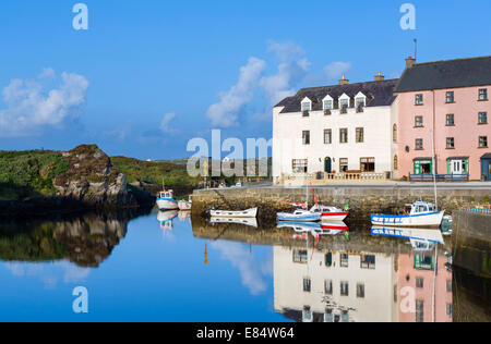 Le petit port pittoresque de Bunbeg, tôt le matin, Gweedore, comté de Donegal, en République d'Irlande Banque D'Images