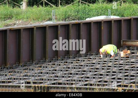 Workman prépare de la structure métallique d'un pont. Banque D'Images