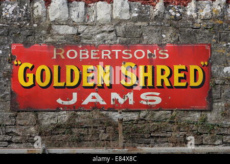 Vieux panneau de publicité de chemin de fer en métal pour Golden Shred Jam avec lettres dorées et blanches sur fond rouge Banque D'Images