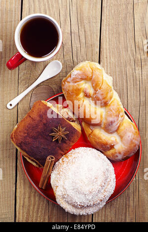 De délicieux petits pains et tasse de thé chaud sur la table en bois. Vue d'en haut Banque D'Images