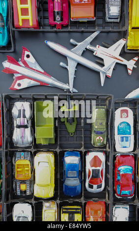 À vendre : petites voitures et d'avions dans des paniers à vapeur Pembrey Rally. Carmarthenshire, Pays de Galles. UK. Banque D'Images