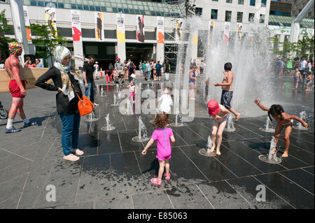 Les enfants appréciant les fontaines sur la Place des Festivals, Montréal, province de Québec, Canada. Banque D'Images