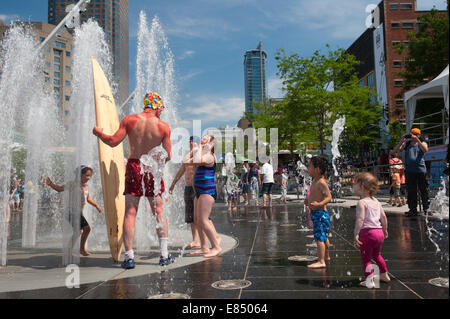 Se présentant comme un musicien ambulant divertit les enfants surfer sur la Place des Festivals, Montréal, province de Québec, Canada. Banque D'Images