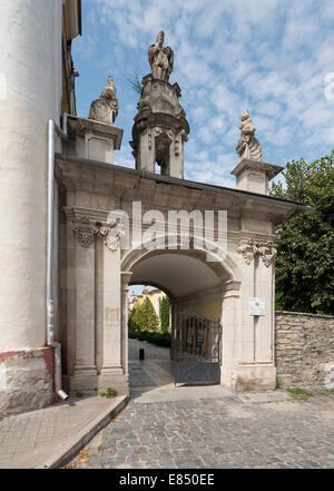 Porte de la Cathédrale des Saints Pierre et Paul à Kamyanets-Podilsky (18ème siècle). De triomphe d'Stanisław Août. Banque D'Images