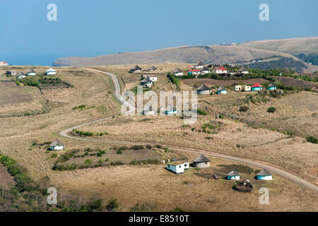 Le xhosa huttes sur les collines près de Coffee Bay en Afrique du Sud, Province du Cap oriental. Banque D'Images