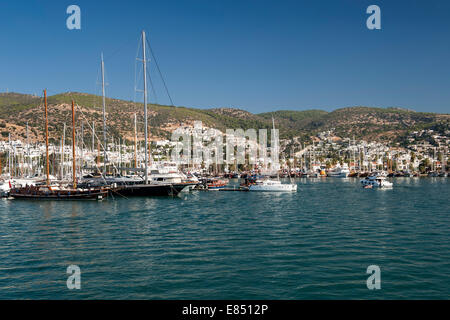 Vue sur le port et la ville de Bodrum, sur la côte égéenne de la Turquie. Banque D'Images