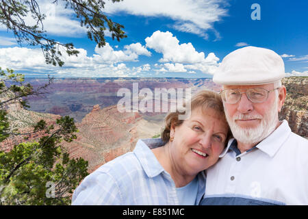 Heureux, Hugging Couple posant sur le bord du Grand Canyon. Banque D'Images
