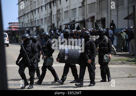 La ville de Colon, Panama. Sep 30, 2014. Éléments de la Police nationale de prendre part à une action dans la Nueva Esperanza prison, dans la ville de Colon, Panama, le 30 septembre 2014. Les membres de la Police nationale ainsi que d'autres organismes de sécurité a effectué une recherche dans la Nueva Esperanza prison saisie d'armes, les téléphones cellulaires et les médicaments, selon la presse locale. Credit : Mauricio Valenzuela/Xinhua/Alamy Live News Banque D'Images