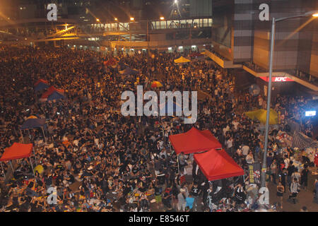 Hong Kong, Chine. 1 octobre, 2014. Hong Kong : protestations des manifestants pro-démocratie mis en place les marquises sur Harcourt Road entre le siège du gouvernement et de l'Amirauté Centre. Il y a eu une forte pluie. Crédit : Robert SC Kemp/Alamy Live News Banque D'Images