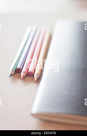 Crayons de couleur noire avec bloc-notes, stock photo Banque D'Images