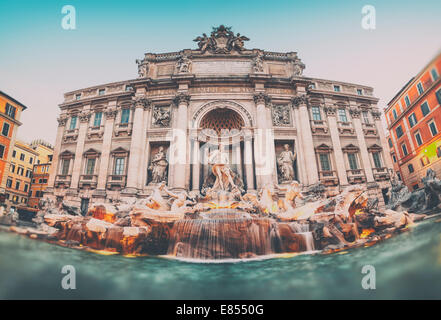 Style vintage photo de la fontaine de Trevi (Fontana di Trevi). Rome - Italie. Banque D'Images