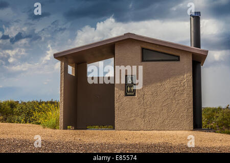 Piscine toilettes ou latrines à fosse puits dans le parc national Big Bend. Banque D'Images