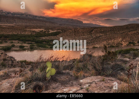 Coucher du soleil se reflétant dans le fleuve Rio Grande à Boquillas Canyon avec en toile de fond la montagne de Sierra del Carmen au Mexique. Banque D'Images