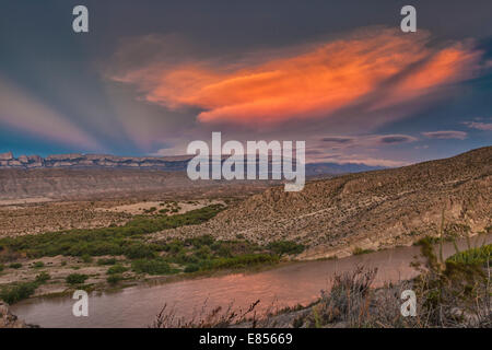 Coucher du soleil se reflétant dans le fleuve Rio Grande à Boquillas Canyon avec en toile de fond la montagne de Sierra del Carmen au Mexique. Banque D'Images