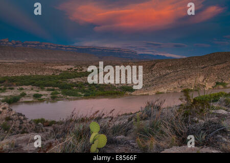 Coucher du soleil se reflétant dans le fleuve Rio Grande à Boquillas Canyon avec en toile de fond la montagne de Sierra del Carmen au Mexique. Banque D'Images