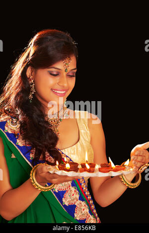 Diwali Festival mesdames indien diya thali Banque D'Images