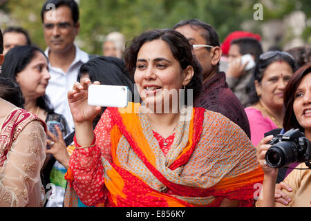 Femme indienne l'enregistrement vidéo d'un événement à l'aide de smart phone - USA Banque D'Images