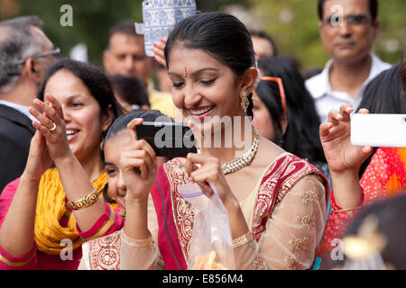 Femme indienne l'enregistrement vidéo d'un événement à l'aide de smart phone - USA Banque D'Images