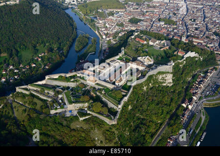 VUE AÉRIENNE.Fortifications donnant sur la vieille ville de Besançon et le Doubs.Sur la liste de l'UNESCO.Bourgogne-Franche-Comté, France. Banque D'Images