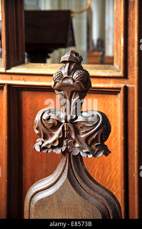 Un banc en bois sculpté tête de pavot en fin Blickling église paroissiale, Norfolk, Angleterre, Royaume-Uni. Banque D'Images