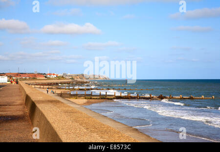 Vue de la digue et de la plage sur la côte nord du comté de Norfolk à Walcott, Norfolk, Angleterre, Royaume-Uni. Banque D'Images