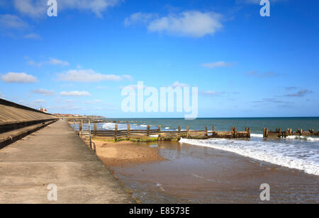 Vue de la digue et la plage de Walcott sur Mer, Norfolk, Angleterre, Royaume-Uni. Banque D'Images