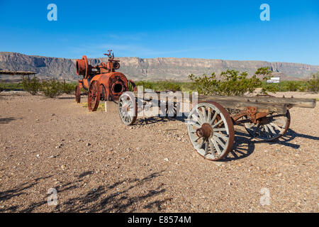Vieux Wagon et genièvre de coton machine à vapeur sur l'affichage à l'Castolon Historic District à Big Bend National Park. Banque D'Images