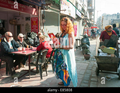 Un touriste à la recherche à un menu dans Paharganj à New Delhi Inde Banque D'Images