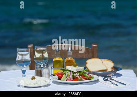 Salade grecque à la feta, tzatziki, Grèce Banque D'Images